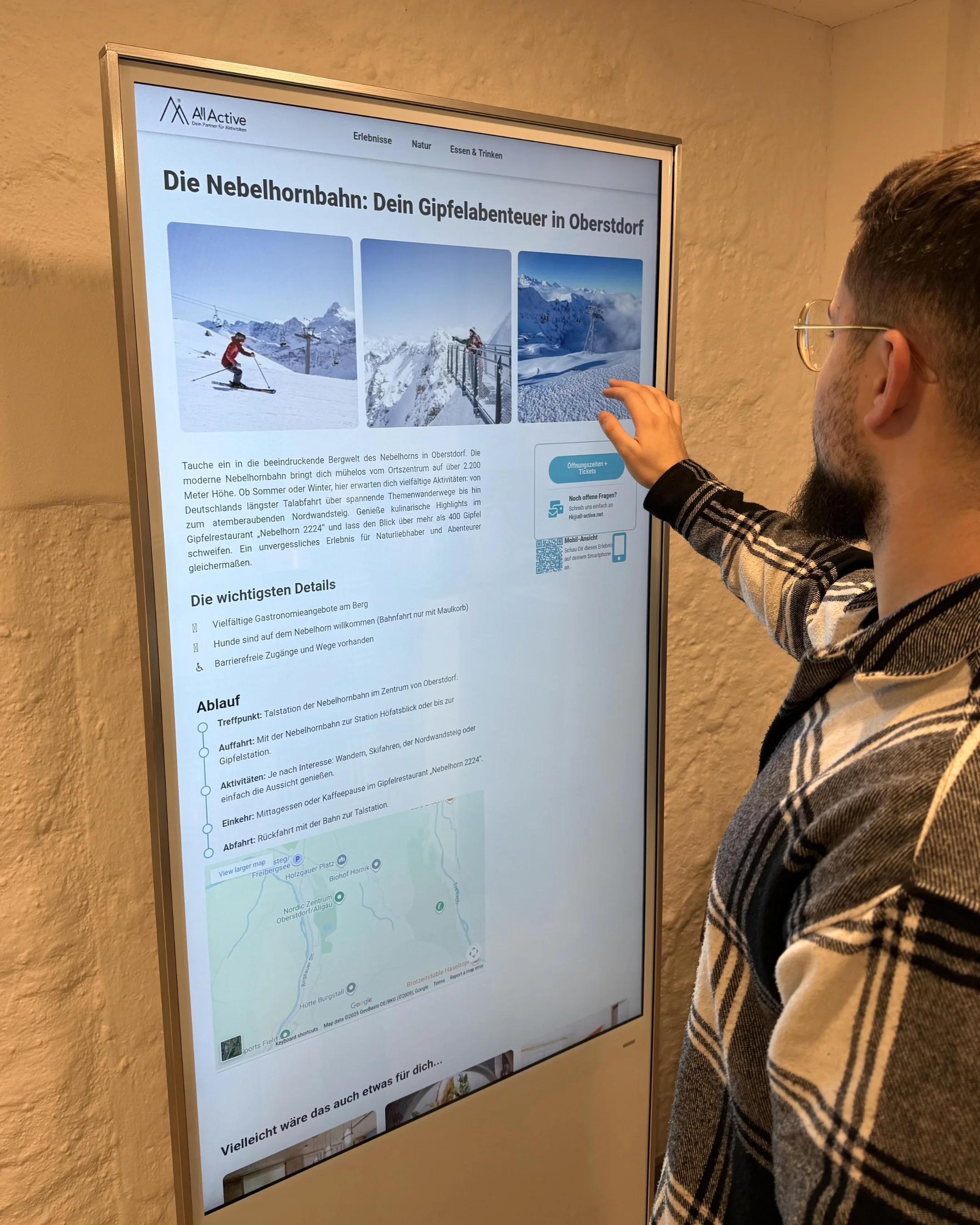 Gast bedient den großen Hochformat-Touchscreen