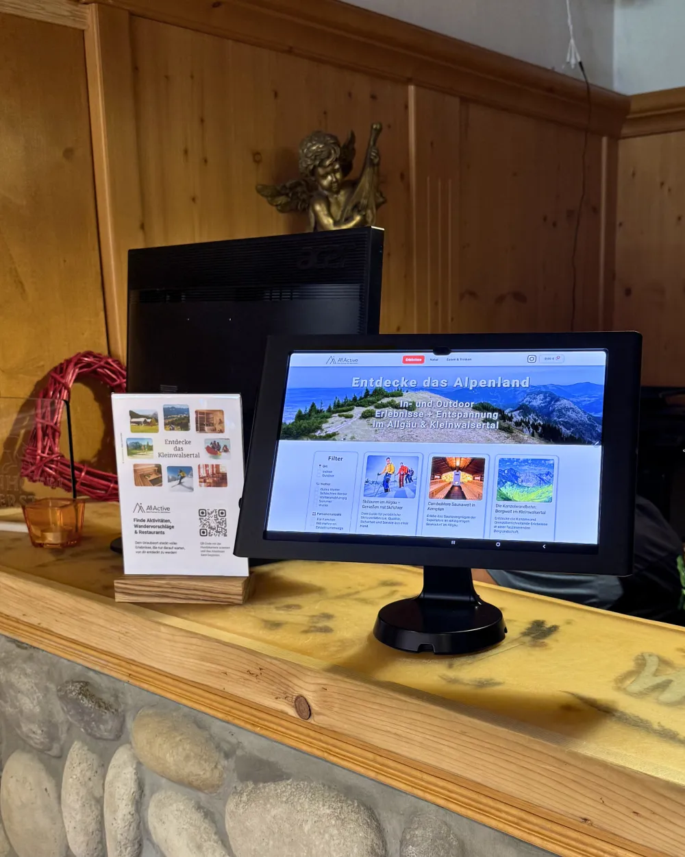 Erlebnis-Tablet mit Aufsteller an einer Rezeption